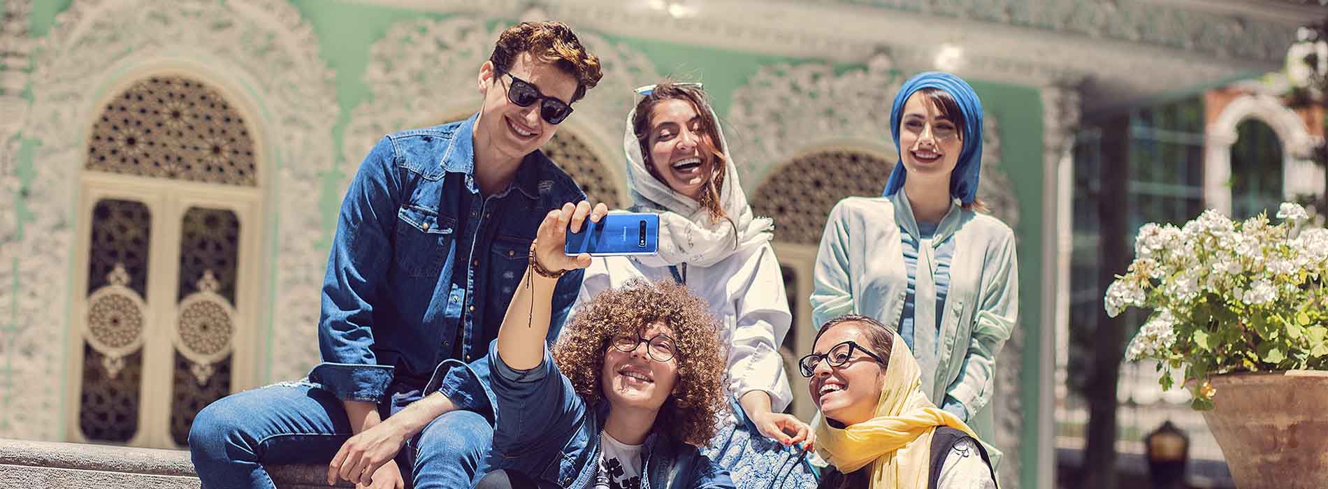 gen-z-focus-group-insight-cover-2 گروهی دختر و پسر نسل Z در حال خنده و گرفتن سلفی در فضای باز