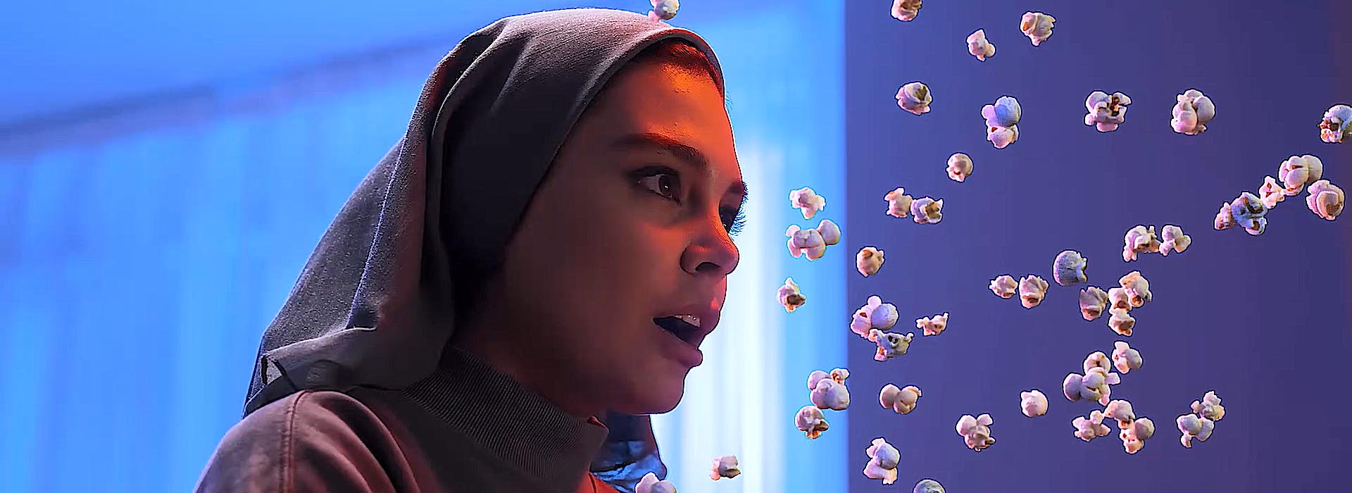 samsung-stay-in-love-popcorn-bullet-time-cover صحنهای از ویدیوی بولت تایم، زنی در جلوی تلویزیون در حال تماشای فیلم با پاپ کورن معلق در هوا